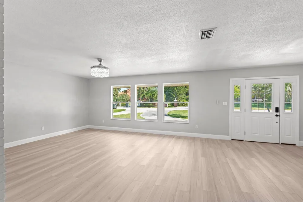 534 E Del Monte Avenue Clewiston, FL 33440