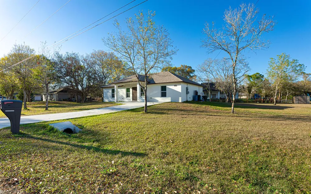 7757 NW 82nd Court Okeechobee, FL 34972