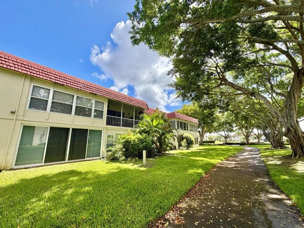 19 Abbey Lane #204 Delray Beach, FL 33446