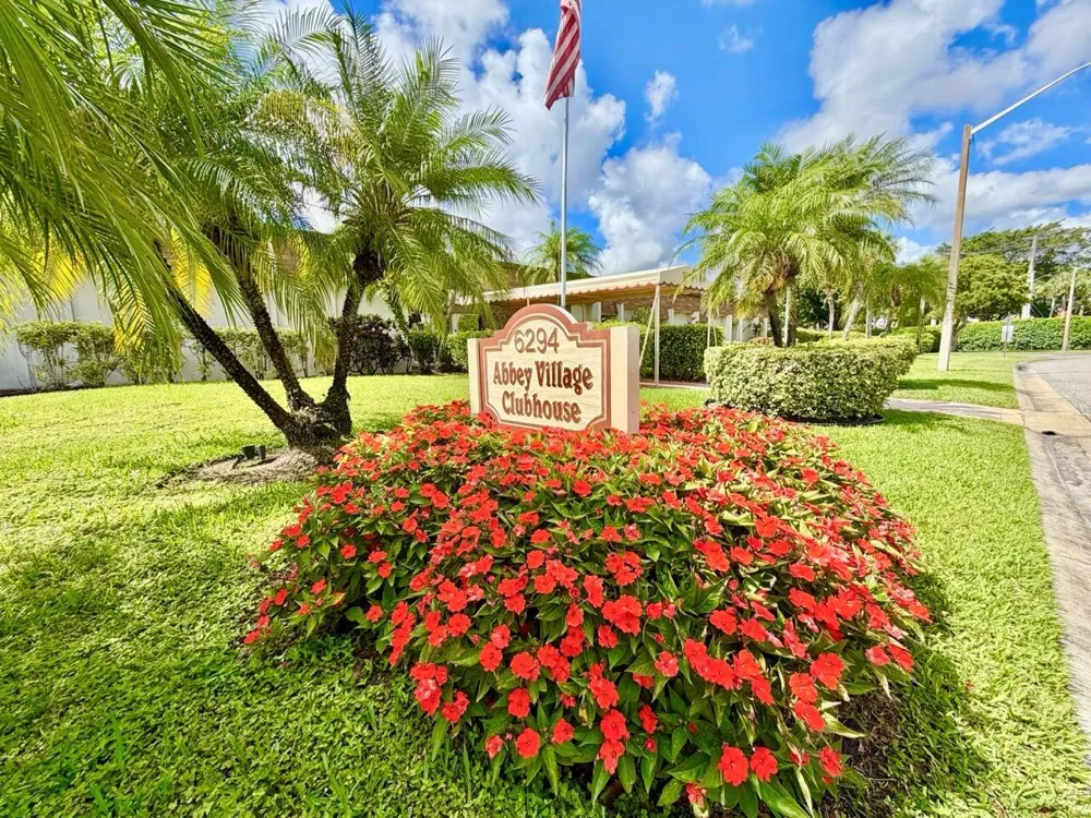 19 Abbey Lane #204 Delray Beach, FL 33446