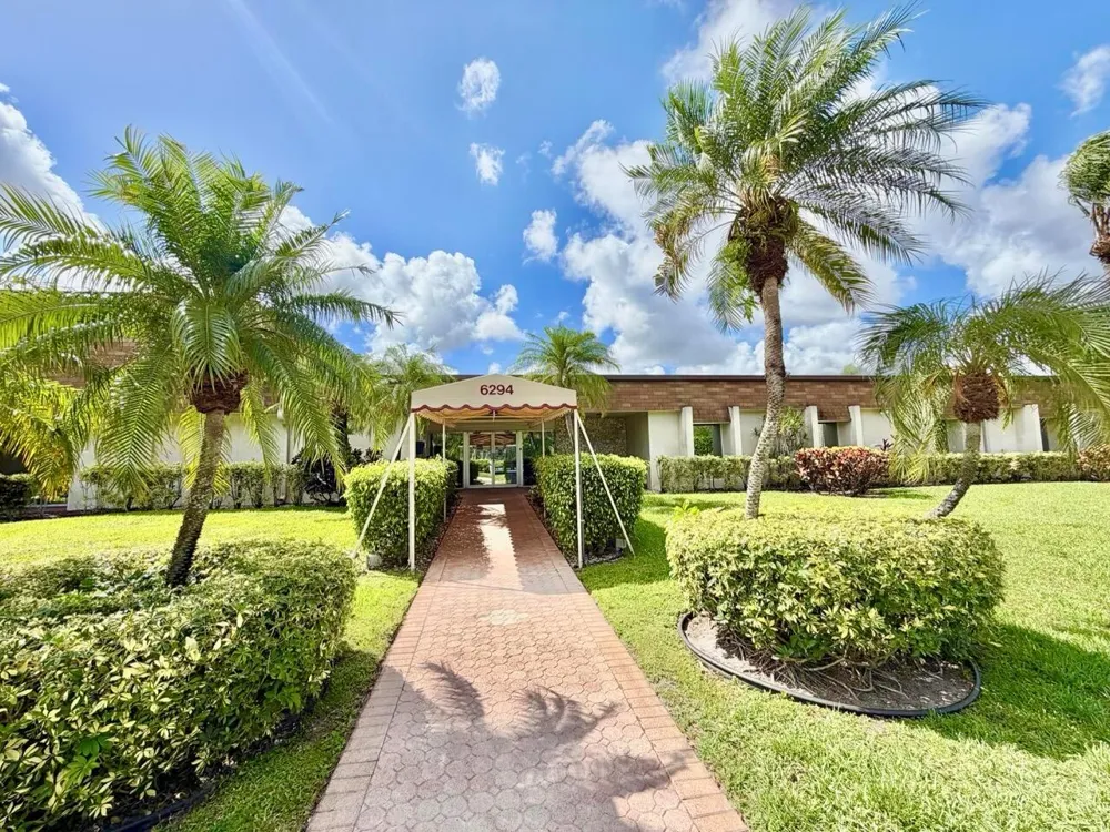 19 Abbey Lane #204 Delray Beach, FL 33446