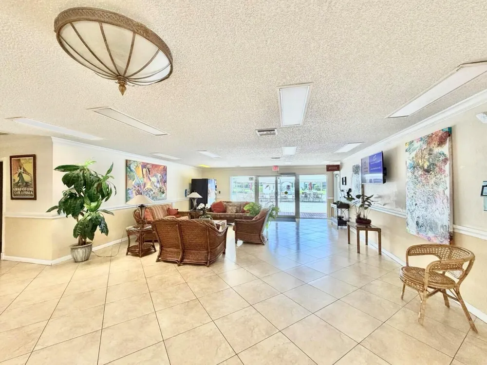 19 Abbey Lane #204 Delray Beach, FL 33446