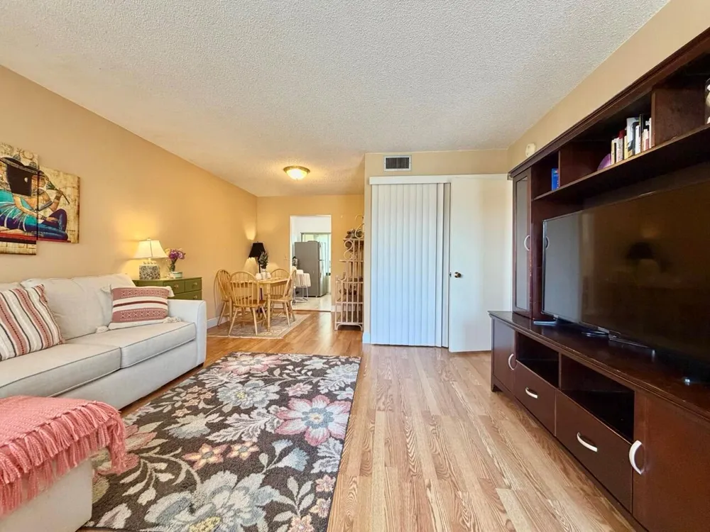 19 Abbey Lane #204 Delray Beach, FL 33446
