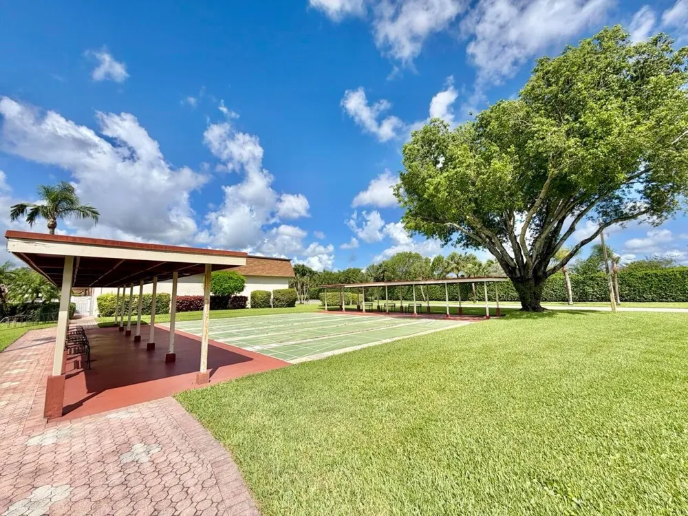 19 Abbey Lane #204 Delray Beach, FL 33446