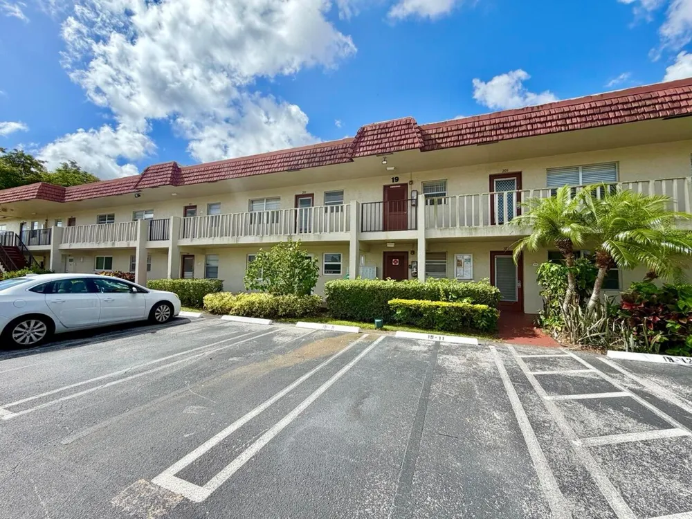 19 Abbey Lane #204 Delray Beach, FL 33446