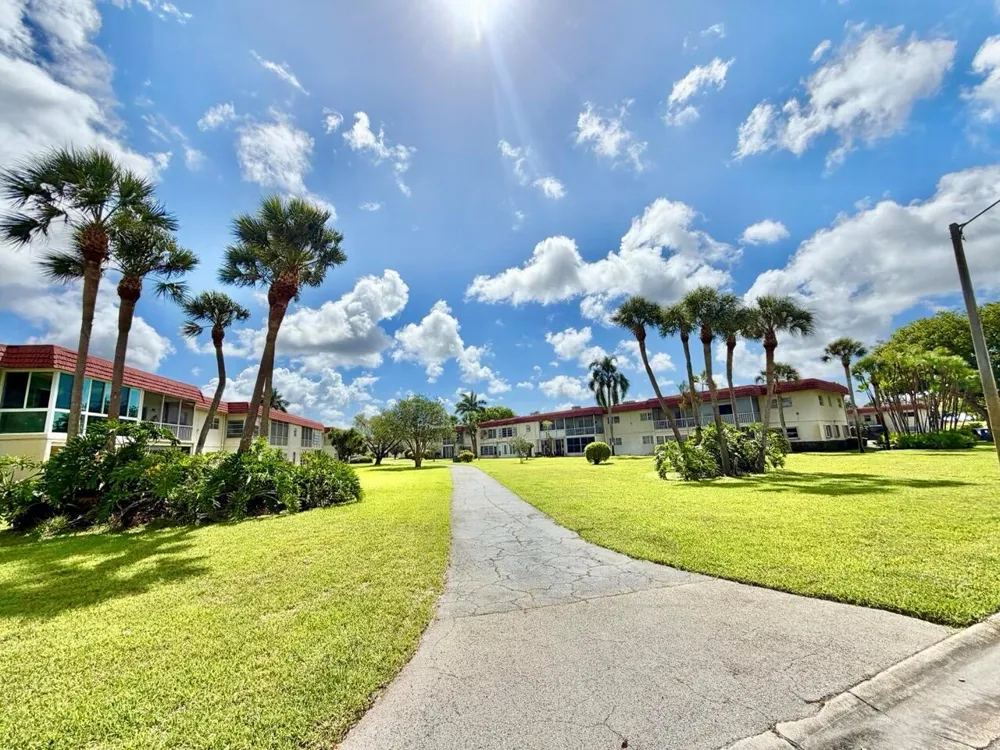 19 Abbey Lane #204 Delray Beach, FL 33446