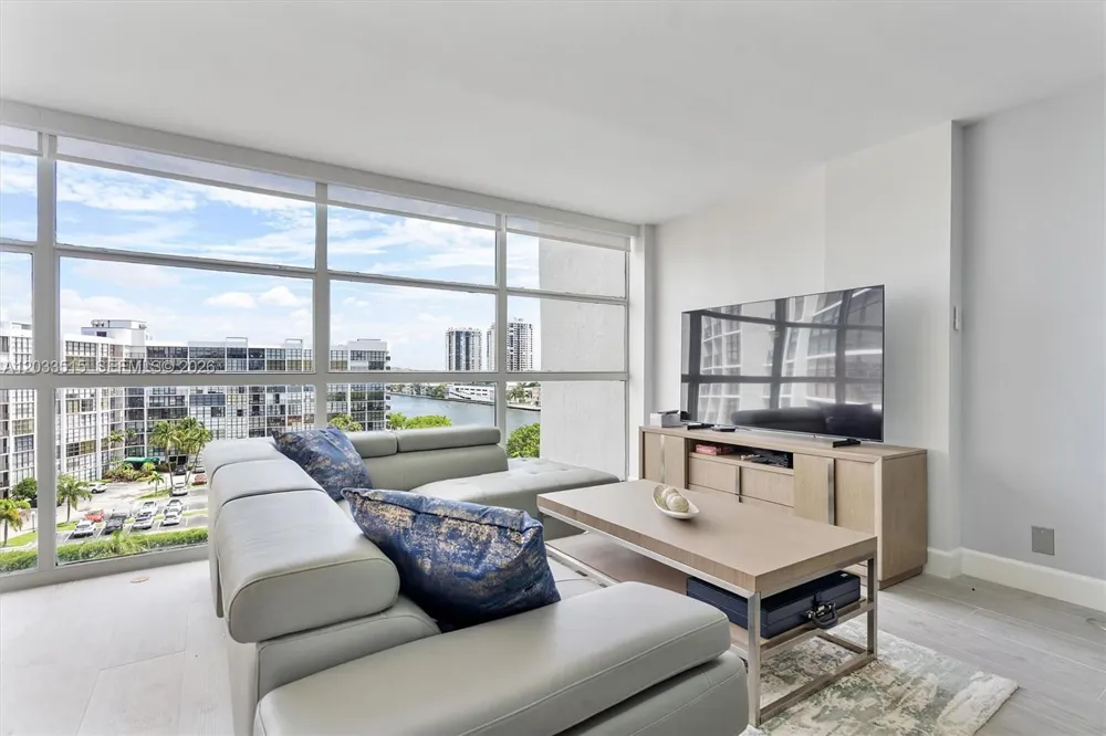 600 Parkview Dr #815 Hallandale Beach, FL 33009