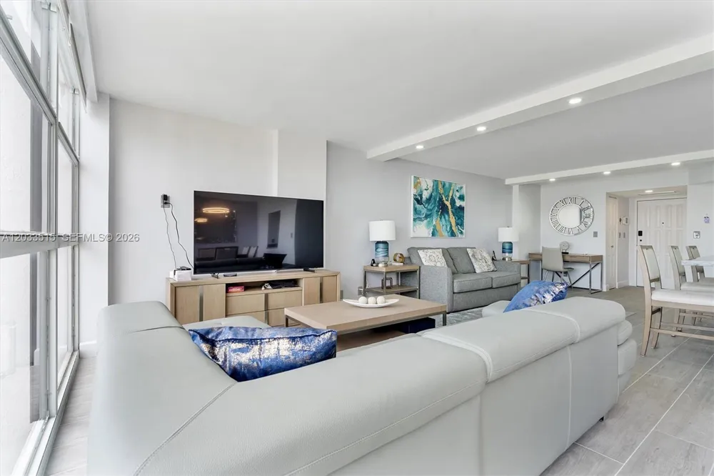 600 Parkview Dr #815 Hallandale Beach, FL 33009