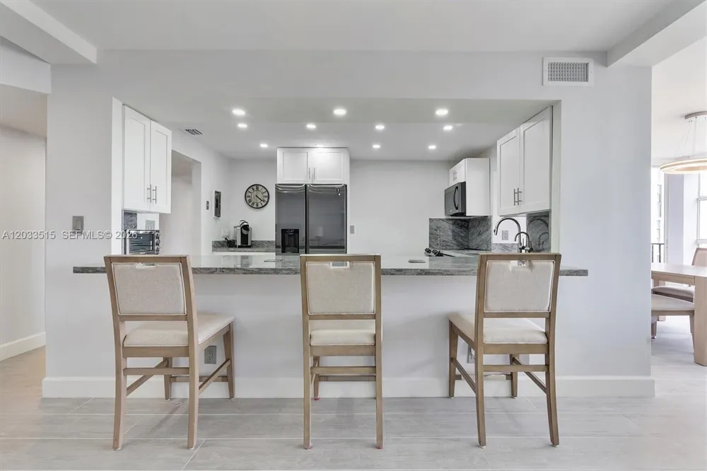 600 Parkview Dr #815 Hallandale Beach, FL 33009