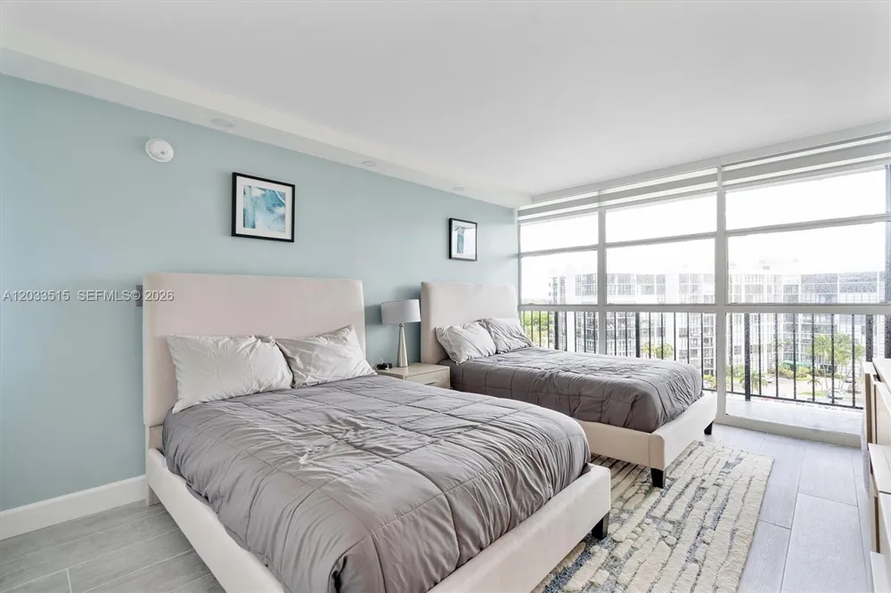 600 Parkview Dr #815 Hallandale Beach, FL 33009