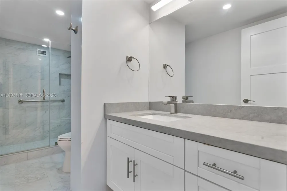 600 Parkview Dr #815 Hallandale Beach, FL 33009
