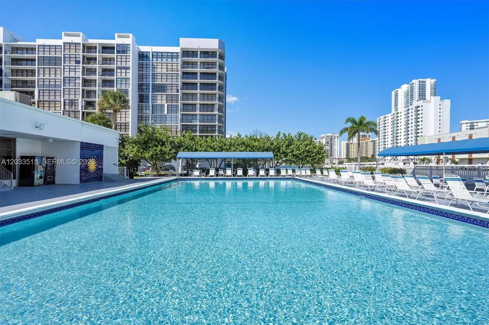 600 Parkview Dr #815 Hallandale Beach, FL 33009