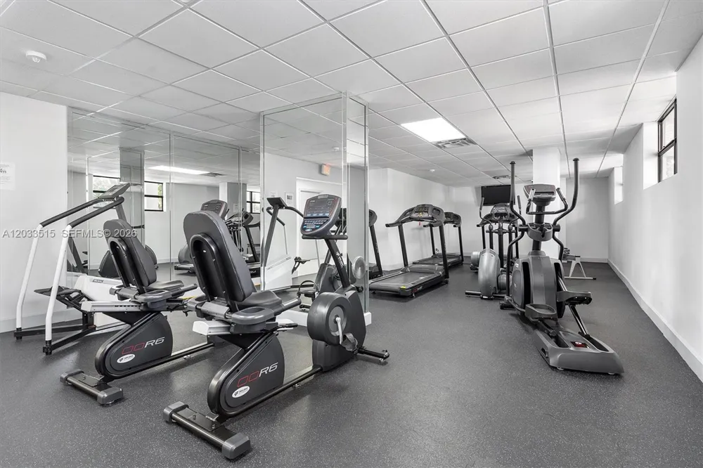 600 Parkview Dr #815 Hallandale Beach, FL 33009