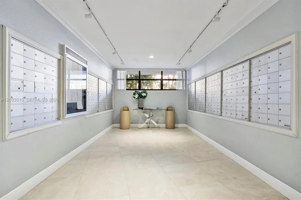 600 Parkview Dr #815 Hallandale Beach, FL 33009