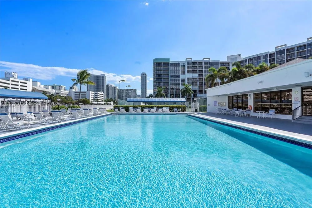 600 Parkview Dr #815 Hallandale Beach, FL 33009