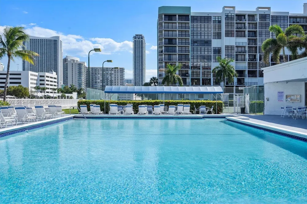 600 Parkview Dr #815 Hallandale Beach, FL 33009