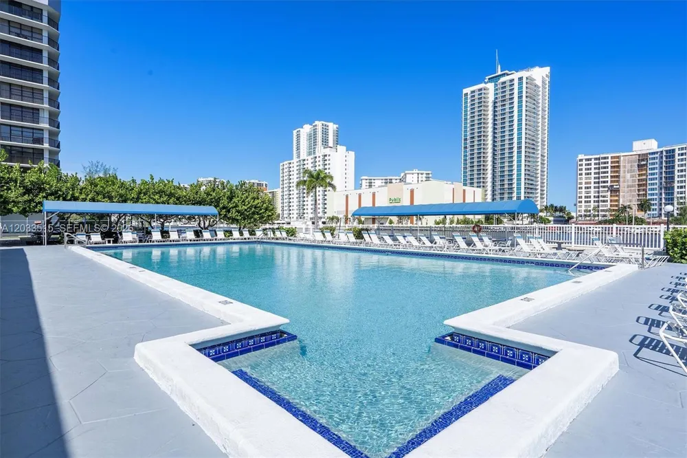 600 Parkview Dr #815 Hallandale Beach, FL 33009