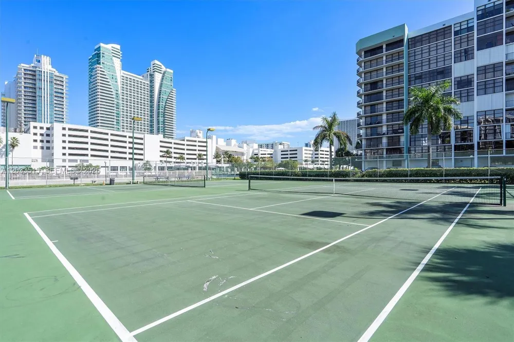 600 Parkview Dr #815 Hallandale Beach, FL 33009