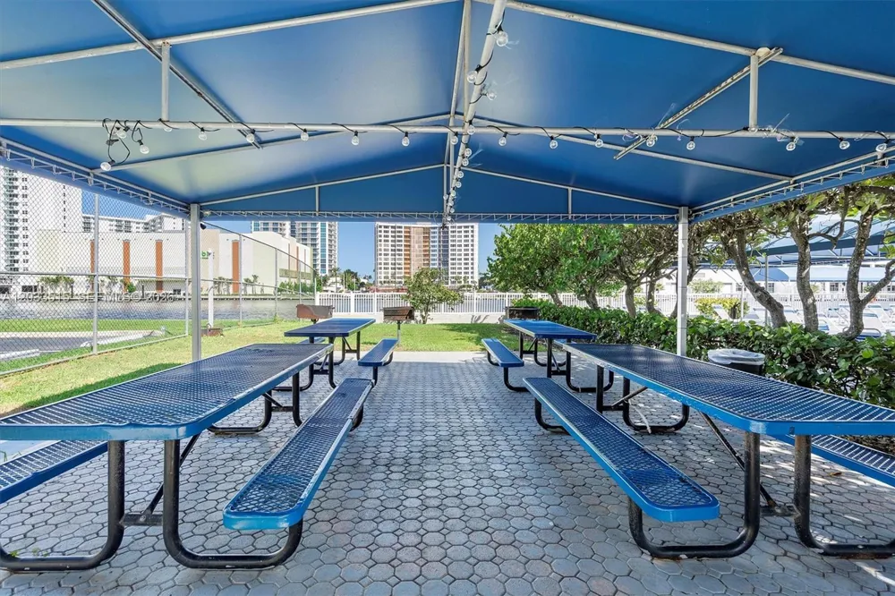 600 Parkview Dr #815 Hallandale Beach, FL 33009