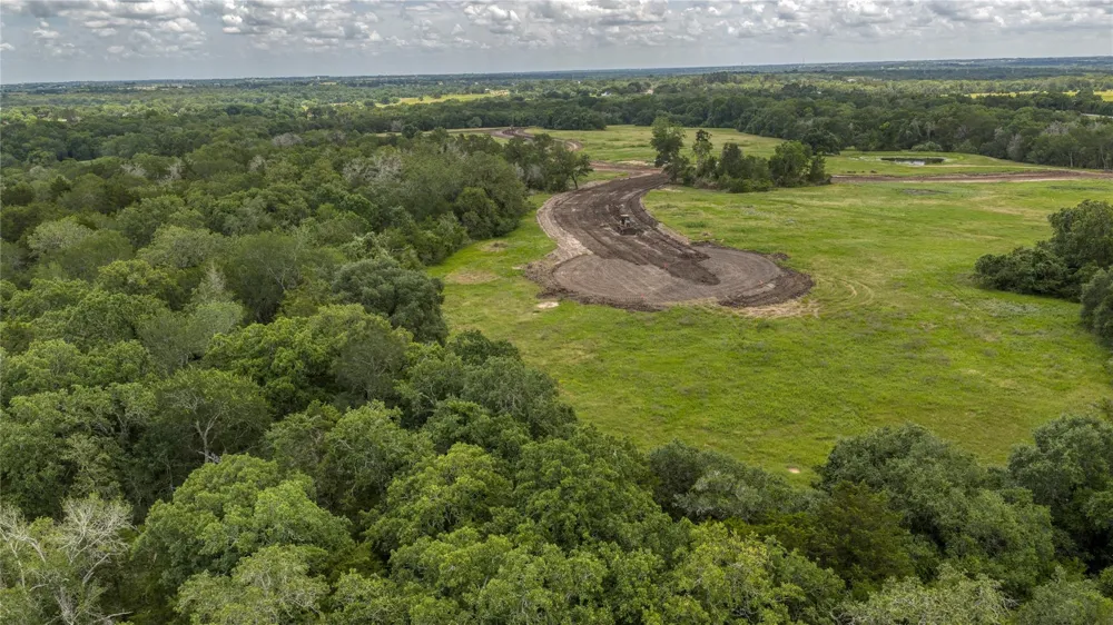 4 Hillwood Trail Brenham, TX 77833