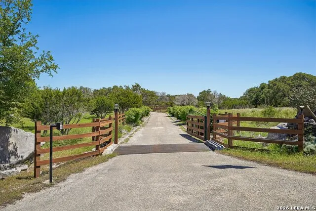 722 W Lacey Oaks Parkway Kerrville, TX 78028