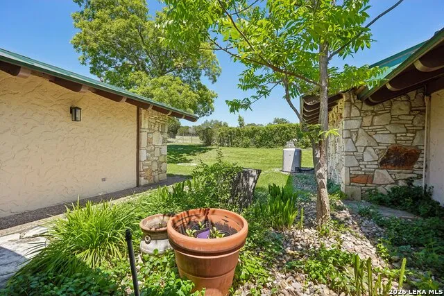 722 W Lacey Oaks Parkway Kerrville, TX 78028