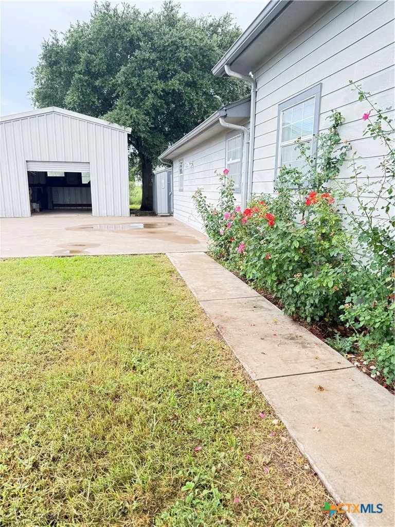 256 County Road 481 Gonzales, TX 78629