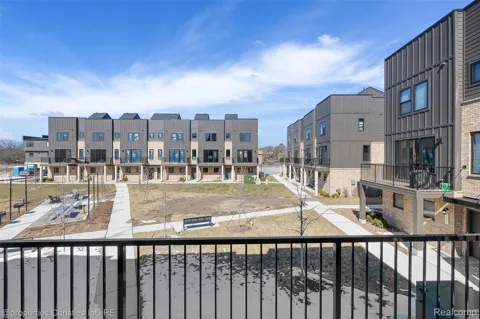 1041 HAMPTON CIRCLE #43