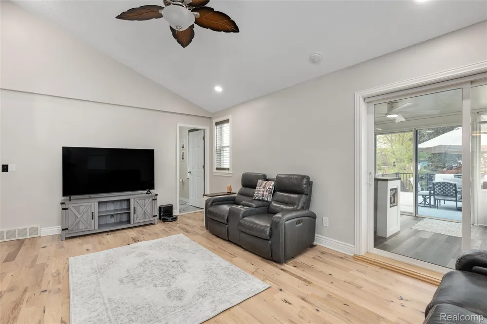 9474 Thames Boulevard White Lake Charter Township, MI 48386
