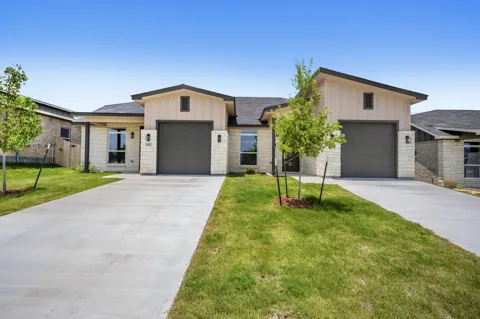 1305 Lone Pine Way