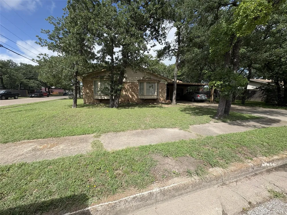 212 S Norma Drive Lacy Lakeview, TX 76705