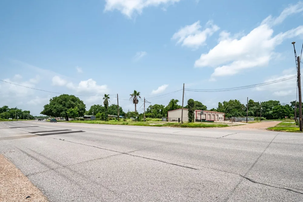 915 Highway 90 Liberty, TX 77575