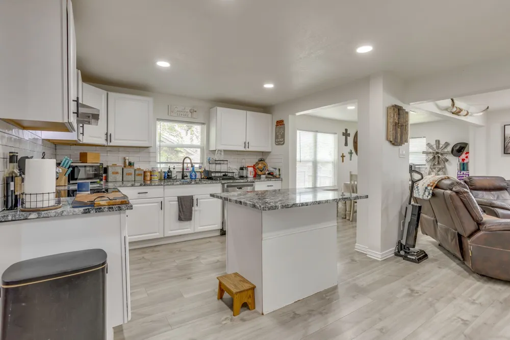 109 W Purdom Avenue Alvarado, TX 76009