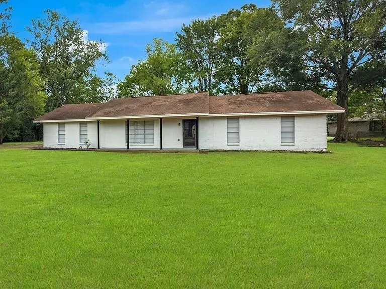 290 E Smith St Sour Lake, TX 77659