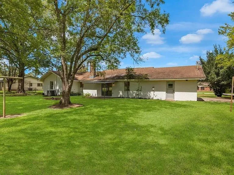 290 E Smith St Sour Lake, TX 77659