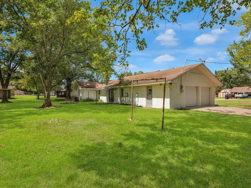 290 E Smith St Sour Lake, TX 77659