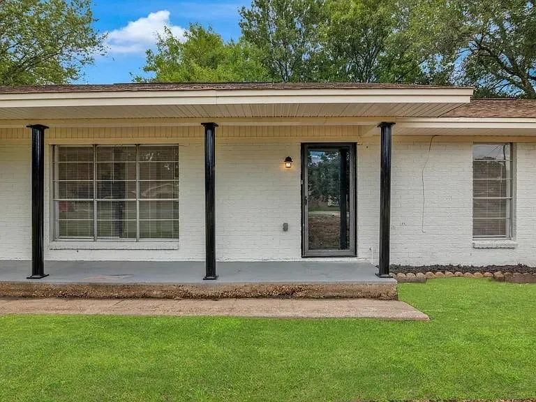 290 E Smith St Sour Lake, TX 77659