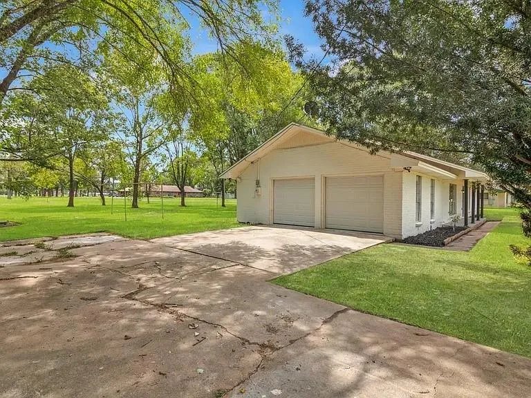 290 E Smith St Sour Lake, TX 77659