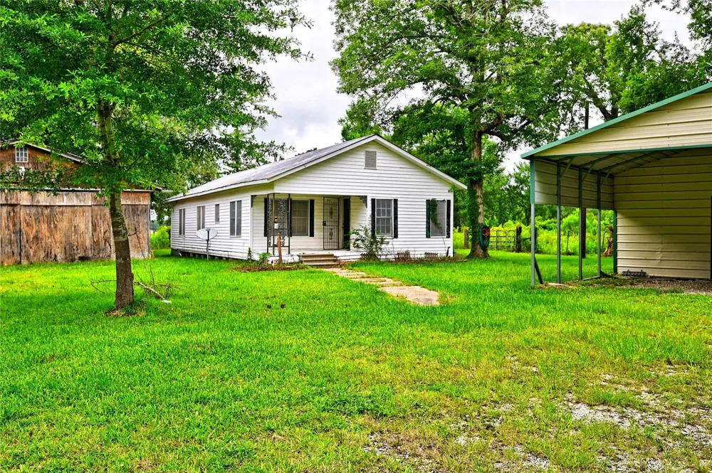 1083 County Road 3141 Cleveland, TX 77327
