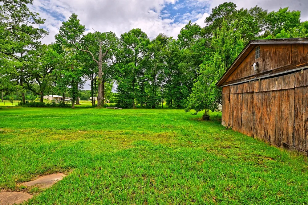 1083 County Road 3141 Cleveland, TX 77327
