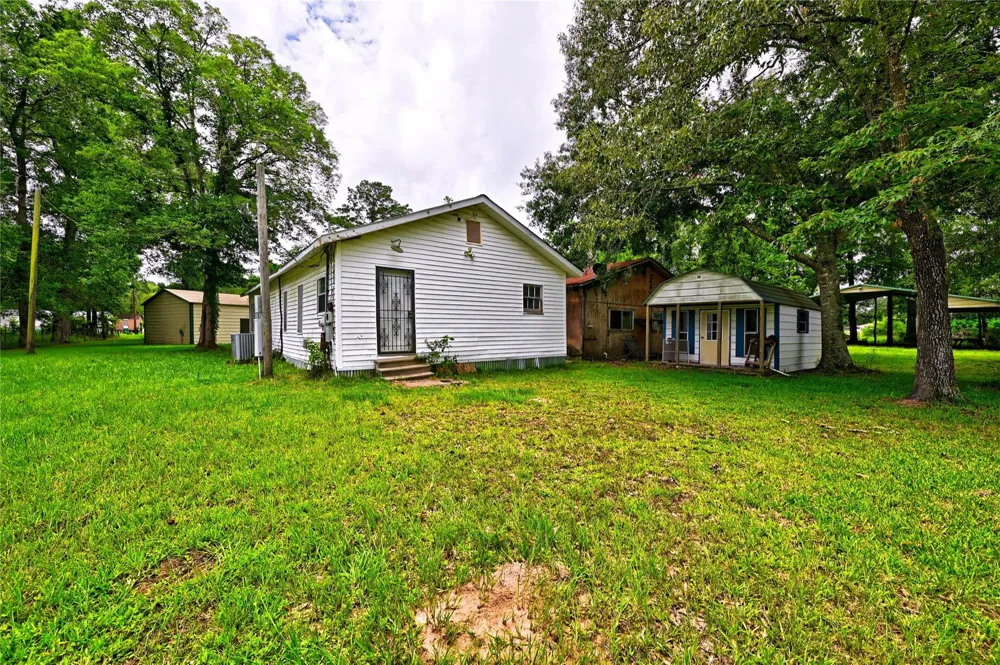 1083 County Road 3141 Cleveland, TX 77327