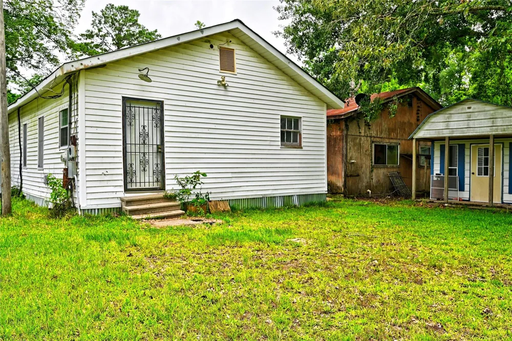 1083 County Road 3141 Cleveland, TX 77327