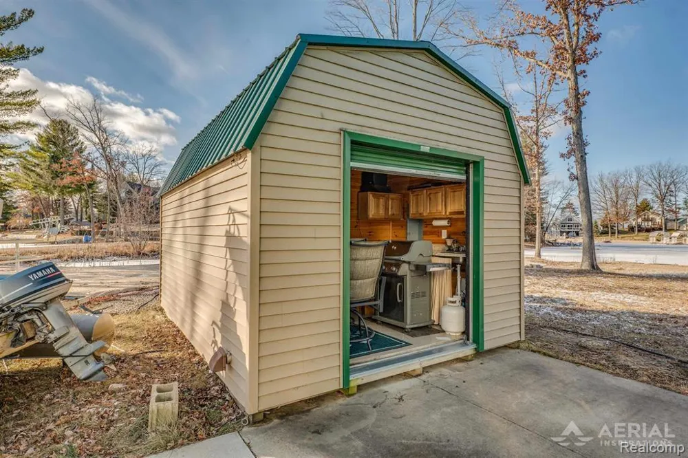 1872 Indianwood loop Mills Township, MI 48661
