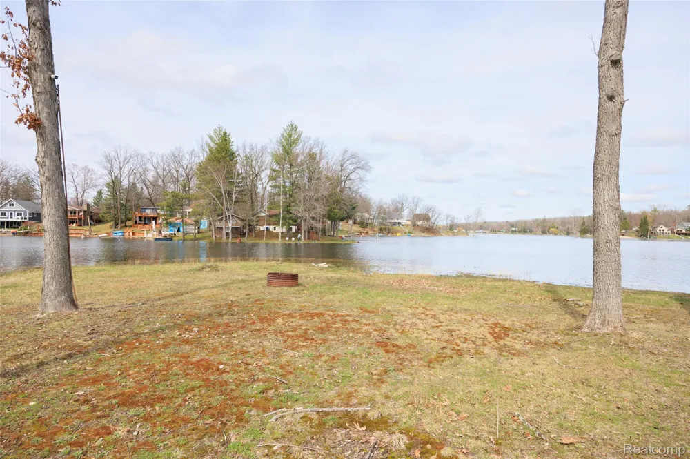 1872 Indianwood loop Mills Township, MI 48661