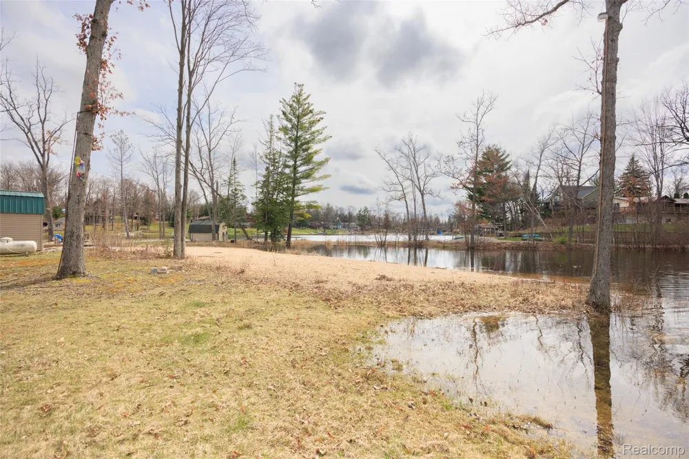 1872 Indianwood loop Mills Township, MI 48661