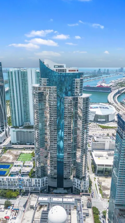 851 NE 1st Avenue #306
