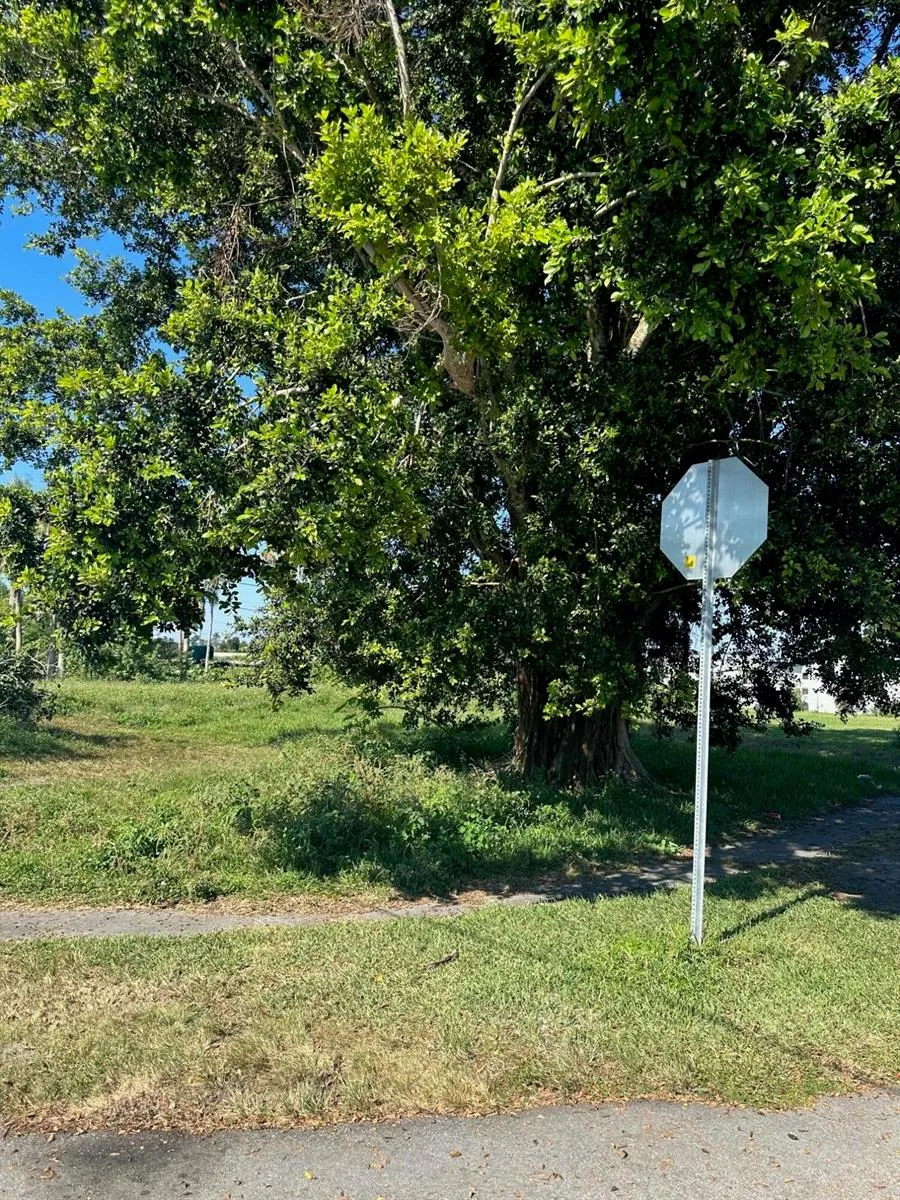 501 W Baines Terrace Pahokee, FL 33476