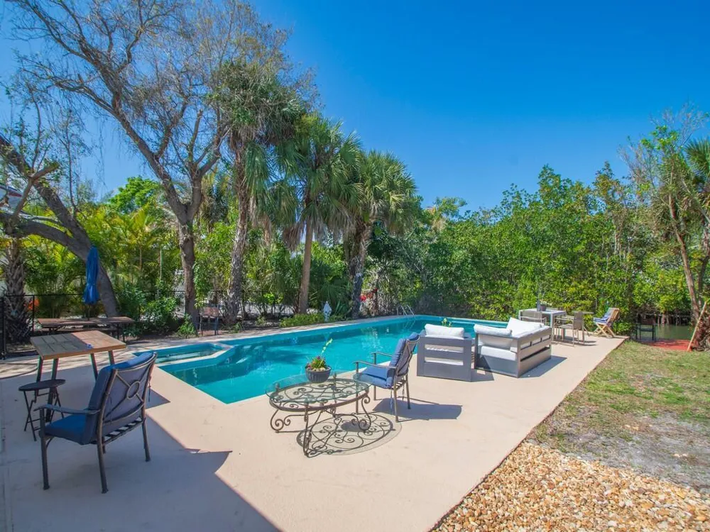 527 E Causeway Boulevard Vero Beach, FL 32963