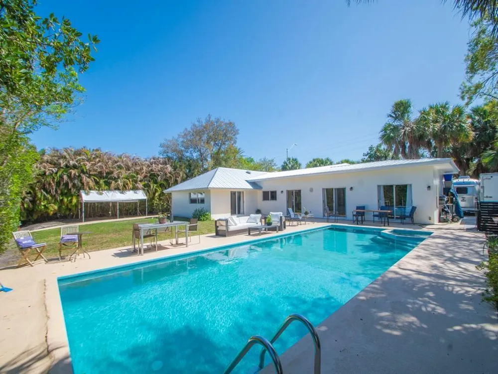 527 E Causeway Boulevard Vero Beach, FL 32963