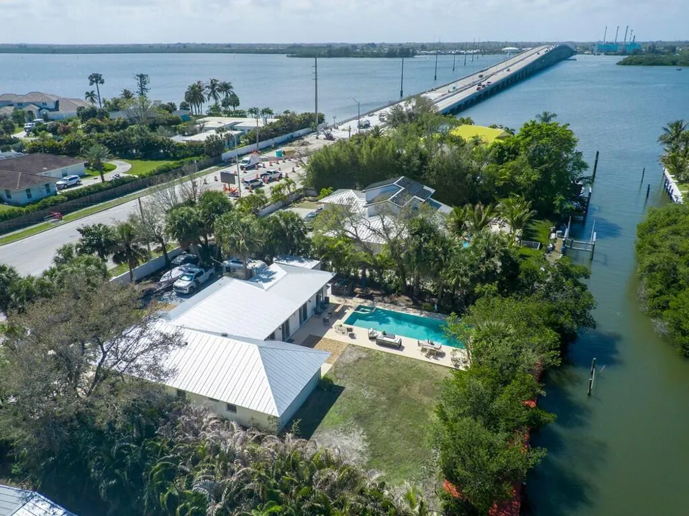 527 E Causeway Boulevard Vero Beach, FL 32963